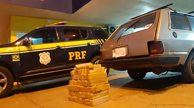 PRF apreende 63,9 Kg de maconha escondidos no assoalho do veículo
