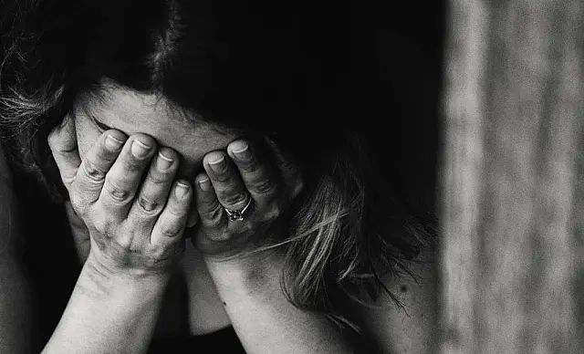 Rapaz agride com banco de madeira e ameaça de morte a mãe