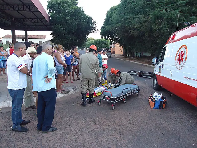 Acidente entre carro e moto deixa mãe e filha feridas