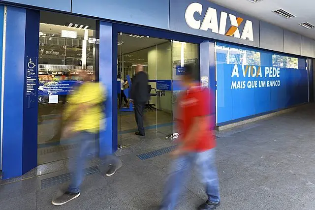 Bancos funcionam hoje e fecham nesta terça-feira e no dia 1º