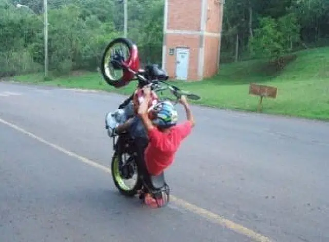 Flagrado empinando, jovem tenta fugir da PM em ‘zigue-zague’ e furando sinais, mas acaba preso