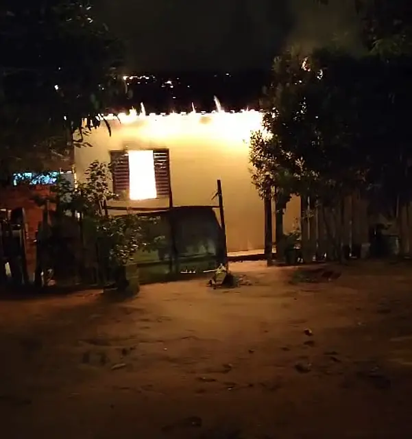 Casa pega fogo e desespera moradores de bairro em Anastácio