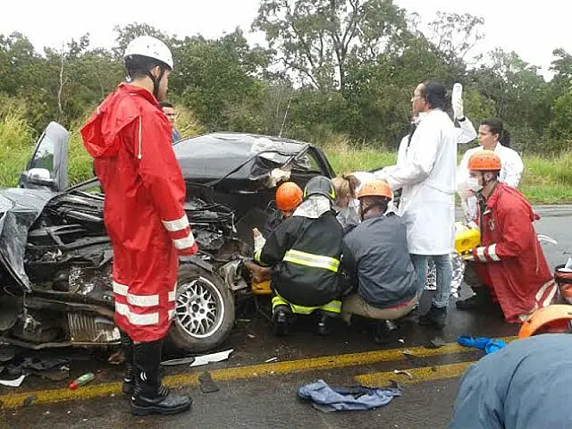 Condutor faz ultrapassagem proibida e tem perna dilacerada ao colidir em caminhão