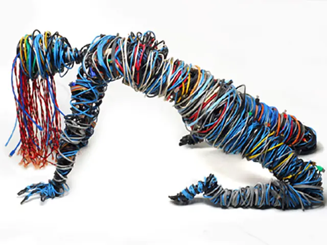 Auto-retrato de artista é escultura feita com fios de computador