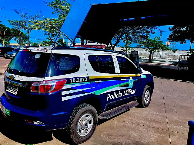 Homem enforca jovem, bate cabeça dela na parede e acaba preso