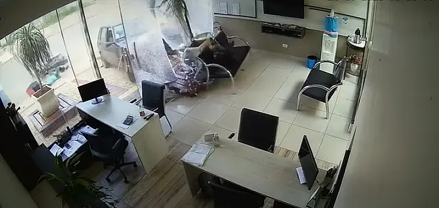Motorista embriagado bate em motociclista, quase atropela criança e invade autoescola