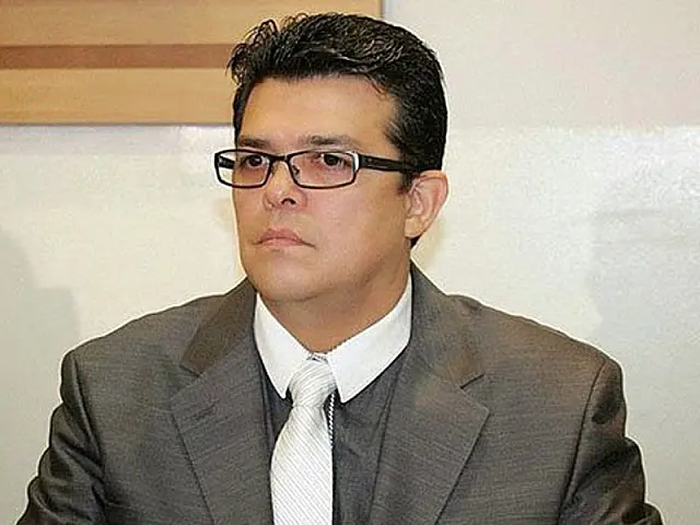 Olarte não sabe como é feita a fiscalização de tapa-buracos, mas promete investigar