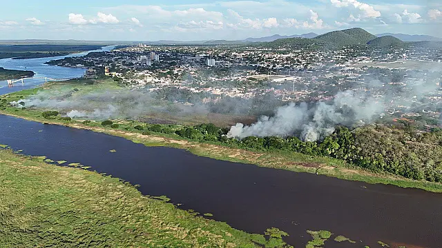 Força-tarefa combate incêndio em vegetação às margens do Rio Paraguai