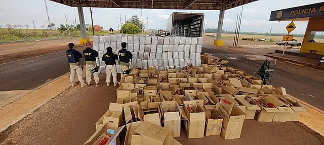 Caminhão disfarçado de itens pets é apreendido com 2,4 toneladas de maconha