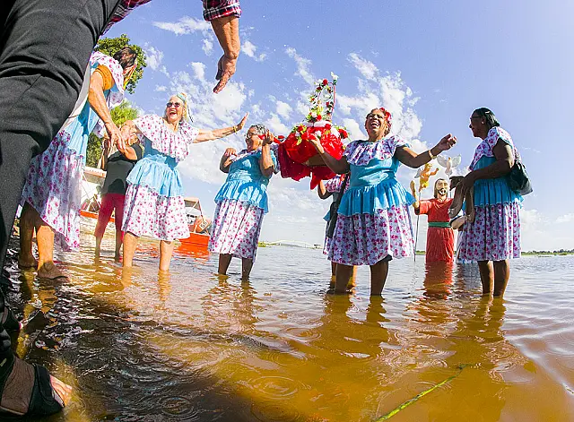 São João leva festeiros da melhor idade para banho no Rio Paraguai em Corumbá