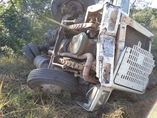 Carreta tomba na região da Serrinha em Anastácio; veja fotos