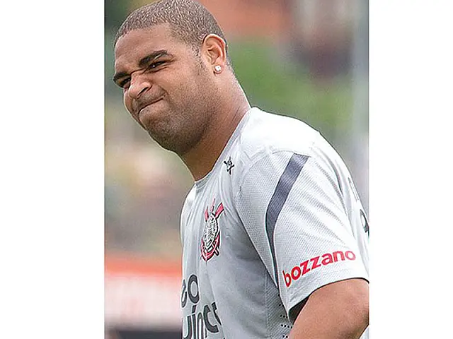 Descontrole emocional ajudou a derrubar Adriano no Timão