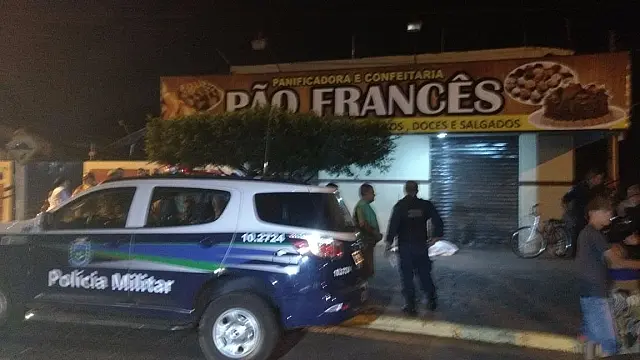 Jovem é morto com 4 tiros enquanto comia salgado em padaria