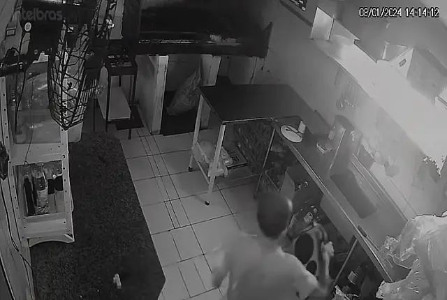 Bandido invade hamburgueria para furtar caixa de som na Avenida Pantaneta
