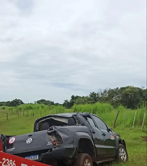 Traficantes capotam caminhonete com 800 quilos de maconha durante fuga