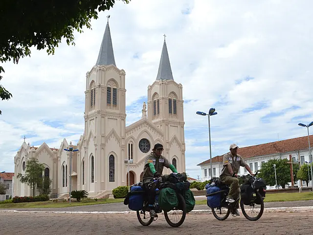 Cicloturistas que percorrem a América do Sul visitam o Portal do Pantanal