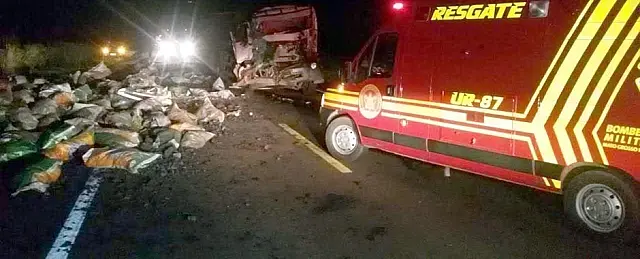 Acidente na BR-262 envolvendo dois caminhões deixa motorista preso às ferragens