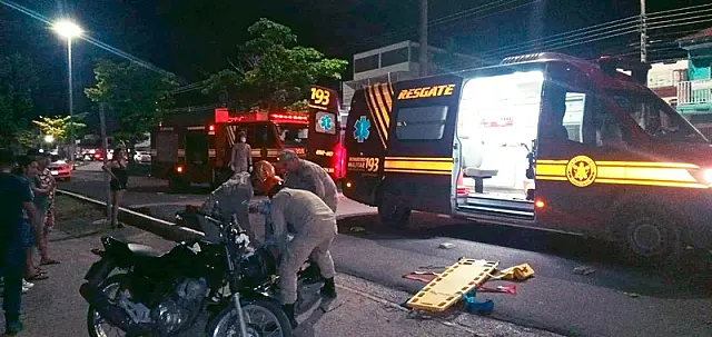 Motoboy fica ferido após batida contra carro