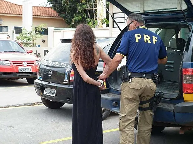 PRF apreende carro com 72 quilos de maconha