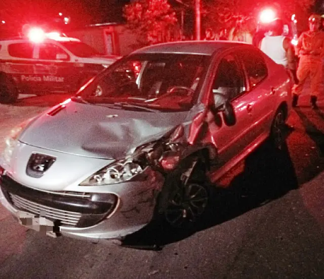 Acidente entre carro e moto deixa dois feridos