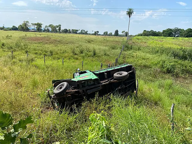 Motorista de carreta fecha camionete que tomba às margens da BR-262