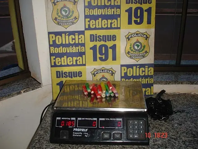 PRF apreende 14 cápsulas de cocaína em ônibus