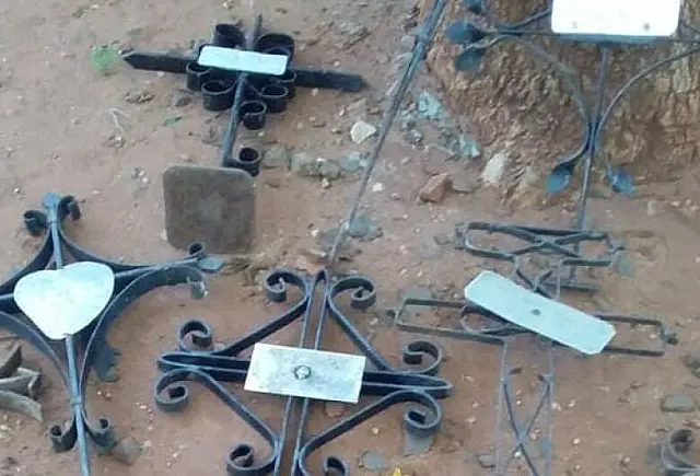 Homem chega em casa e encontra cruzes de túmulos no portão
