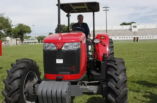 Azambuja entrega 363 maquinários agrícolas nesta segunda-feira