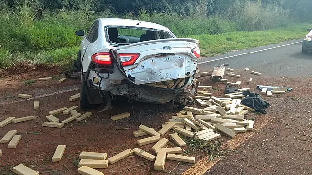 Traficante capota o carro com quase 1 tonelada de maconha em Nioaque