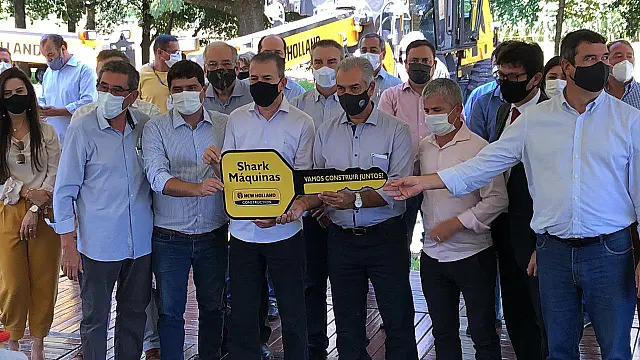 Nioaque recebe motoniveladora e prefeito Valdir Junior agradece parceria