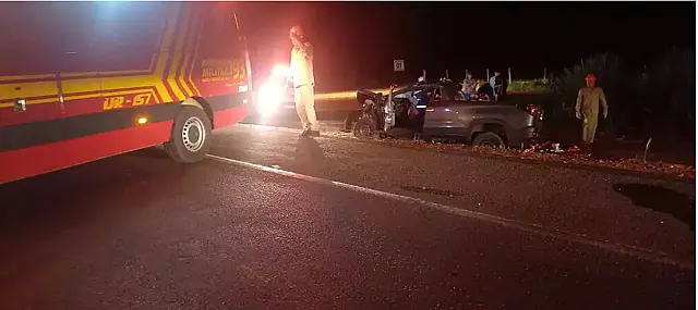 Mulher morre em acidente entre carro e bitrem por estar sem cinto de segurança