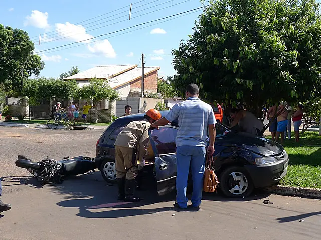 Carro e moto ficam parcialmente destruídos após acidente