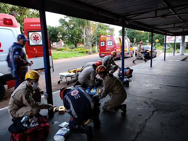 Jovens ficam feridos após colisão em pilar de lanchonete