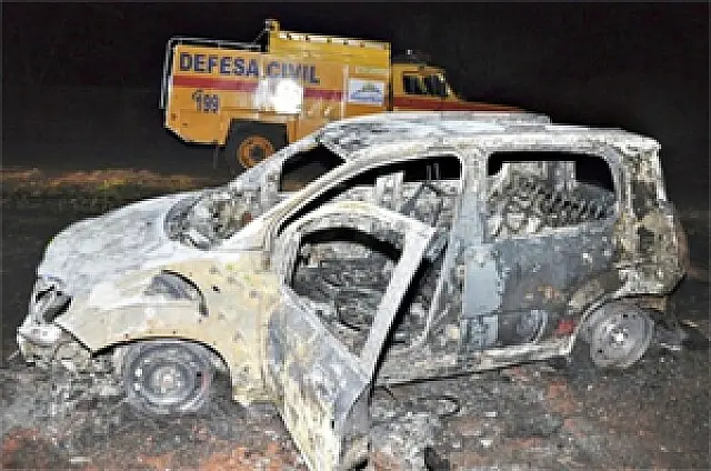 Motorista perde controle da direção, veículo sai da pista e pega fogo