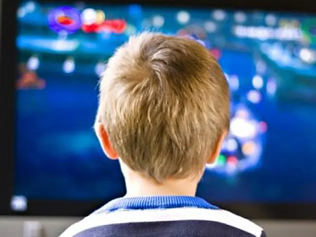 Ver TV por mais de três horas diárias pode aumentar risco de comportamentos antissociais em crianças