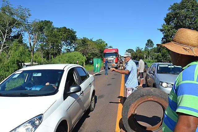 Pista é liberada na BR 262 após bloqueio em protesto contra prisão de Lula