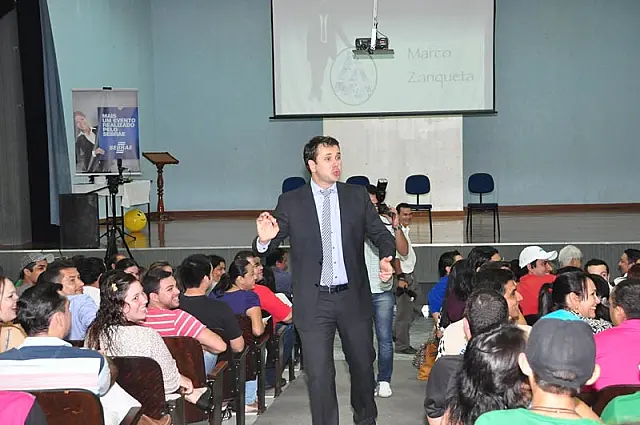 Com bom-humor e show de mágicas, empresário ministra palestra em Aquidauana
