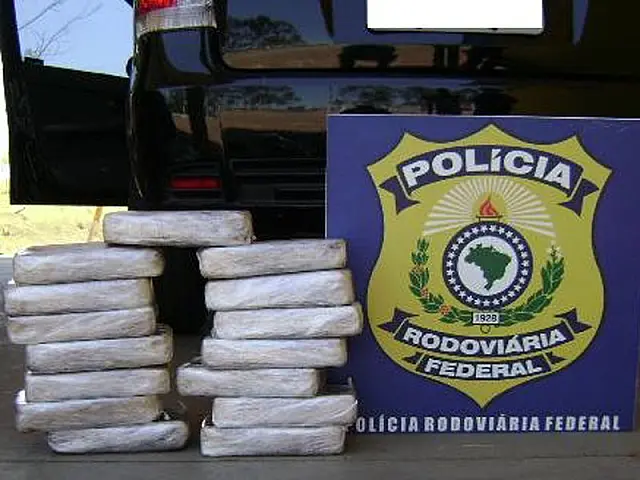 PRF apreende carro com 15 quilos de cocaína