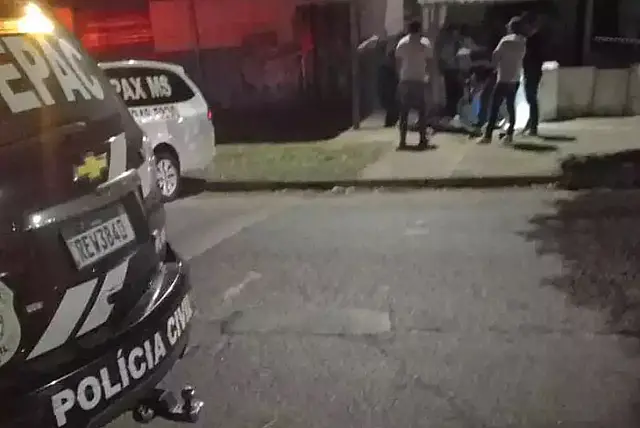 Homem é encontrado morto com ferimento de faca em calçada