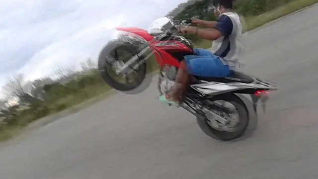 Jovem de 20 anos é preso empinando a moto na frente da PM em Aquidauana
