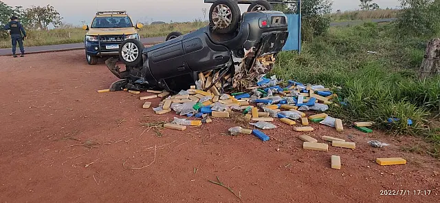 Traficante é preso após carro com R$ 1,5 milhão em drogas capotar na MS-164