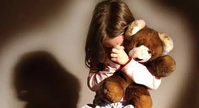 Mãe deixa filha de 6 anos sozinha em casa para ir beber em bar