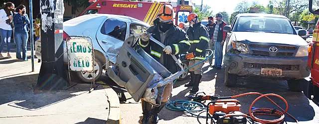 Bombeiros arrancam porta de carro para resgatar vítima de acidente em Aquidauana