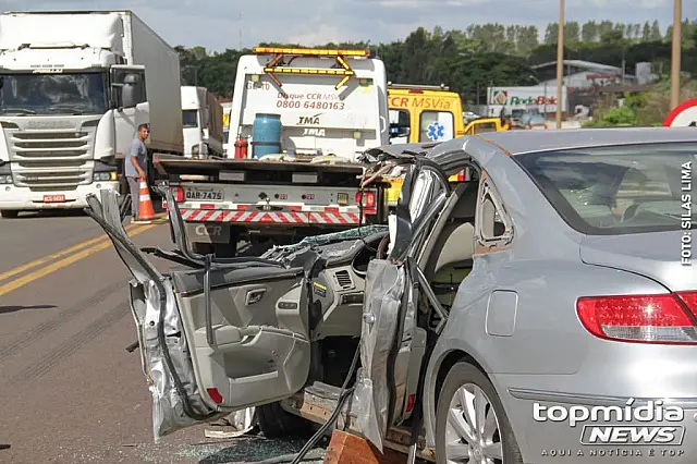 Caminhão-boiadeiro invade pista e quase mata idosos na BR-163