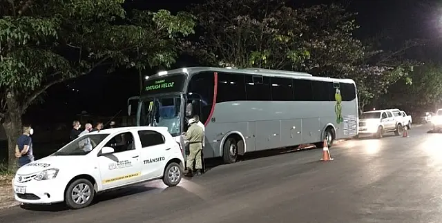 GFI apreende ônibus e manda passageiros bolivianos de volta para a fronteira