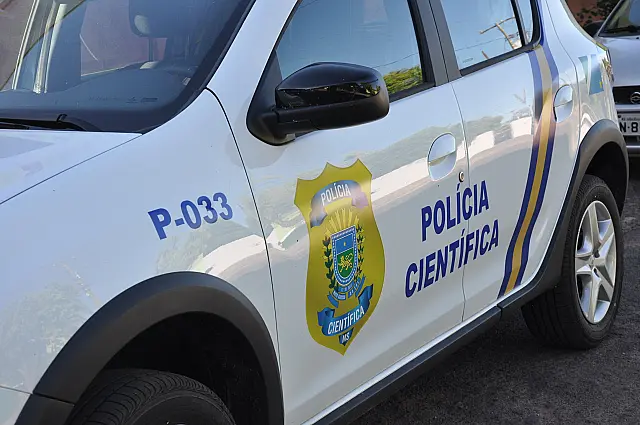 Homem é encontrado morto por amigo no quintal de casa