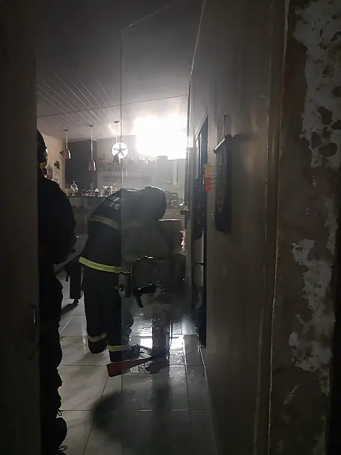 Corpo de bombeiros controla incêndio de residência em Corumbá