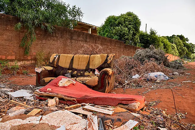 Moradores denúnciam "lixão" no bairro Santa Terezinha