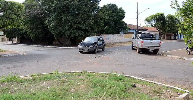 Falta de sinalização causa acidente em caminho usado para desvio da Manoel Murtinho