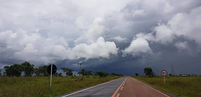 Inmet emite alerta de temporal com ventos de 60 km/h e queda de granizo